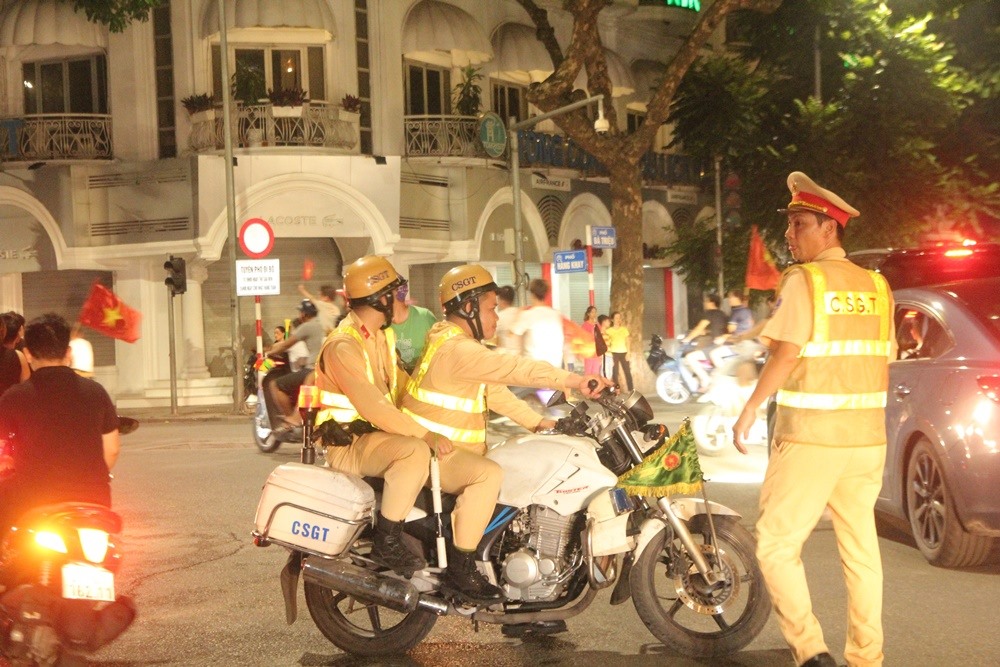 Lực lượng công an cắm chốt tại các giao lộ đổ về trung tâm để đảm bảo an ninh trật tự.