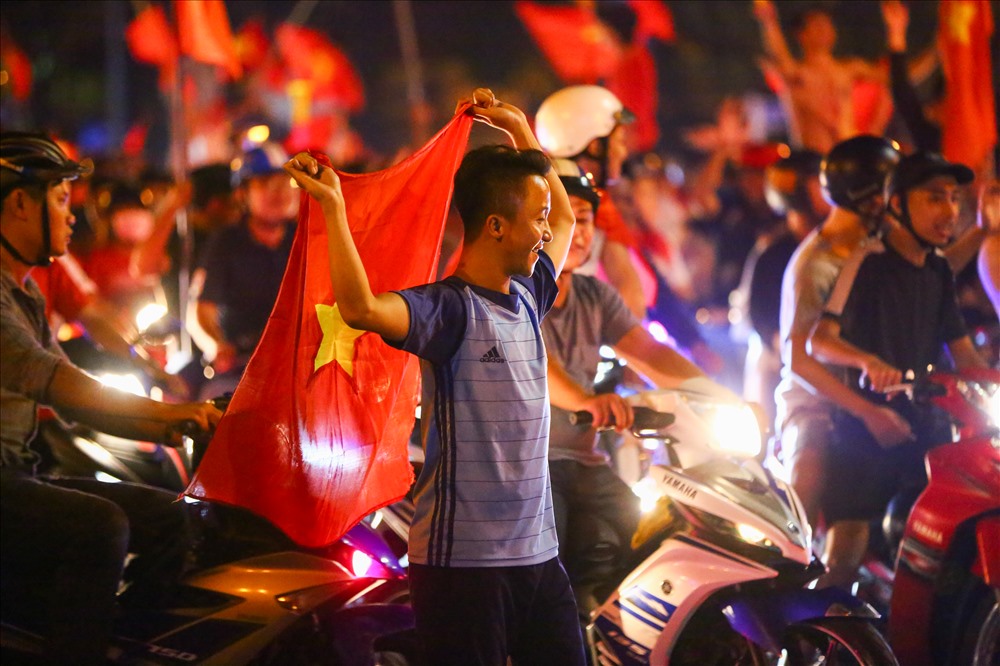 CĐV Đà Nẵng có một đêm không ngủ vì vui mừng trước chiến thắng lịch sử của U23 Việt Nam. 