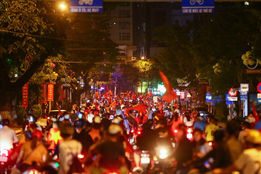 Hàng nghìn người hâm mộ đổ ra đường reo hò, ăn mừng chiến thắng. Khắp các tuyến phố trung tâm Hà Nội là biển người cùng sắc đỏ rực rỡ.