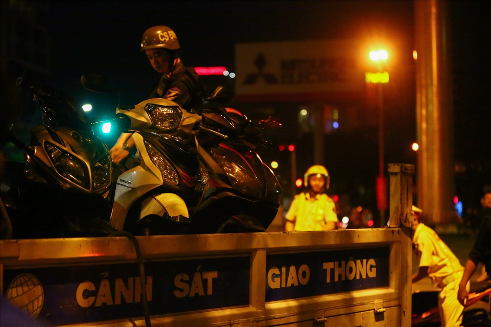 Nhiều phương tiện vi phạm đã bị tạm giữ. Sau chiến thắng lịch sử của U23 Việt Nam, người hâm mộ đã có một đêm không ngủ vì vui mừng, trong khi đó lực lượng cảnh sát cũng thức trắng để đảm bảo an toàn cho người dân.