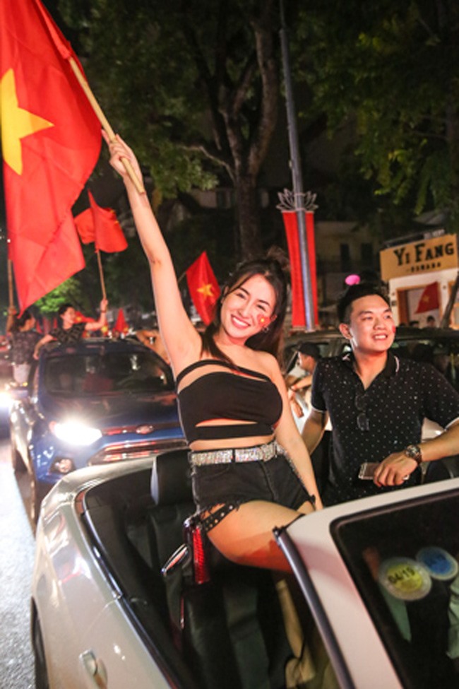 DJ Trang Moon không ngần ngại đi “bão” cùng các cổ động viên.