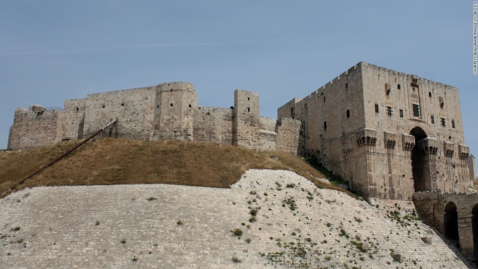 Pháo đài Aleppo, Syria: Tòa thành đã tồn tại ít nhất 4.000 năm, trải qua các thời kỳ cai trị của Alexander Đại đế, La Mã, Mông Cổ và Đế chế Ottoman. Đây là di sản văn hóa thế giới nổi tiếng nhất của Syria. Trong cuộc nội chiến Syria, phần lớn diện tích pháo đài đã bị hủy hoại. Ảnh: Courtesy Guillaume Piolle.