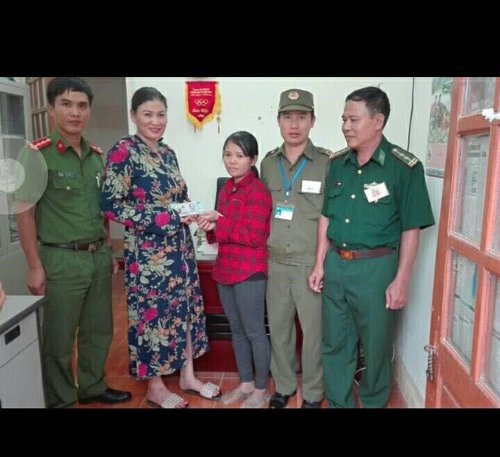 Chị Phạm Thị Mai trả lại số tiền nhặt được cho người bị mất trước sự chứng kiến của các cơ quan chức năng