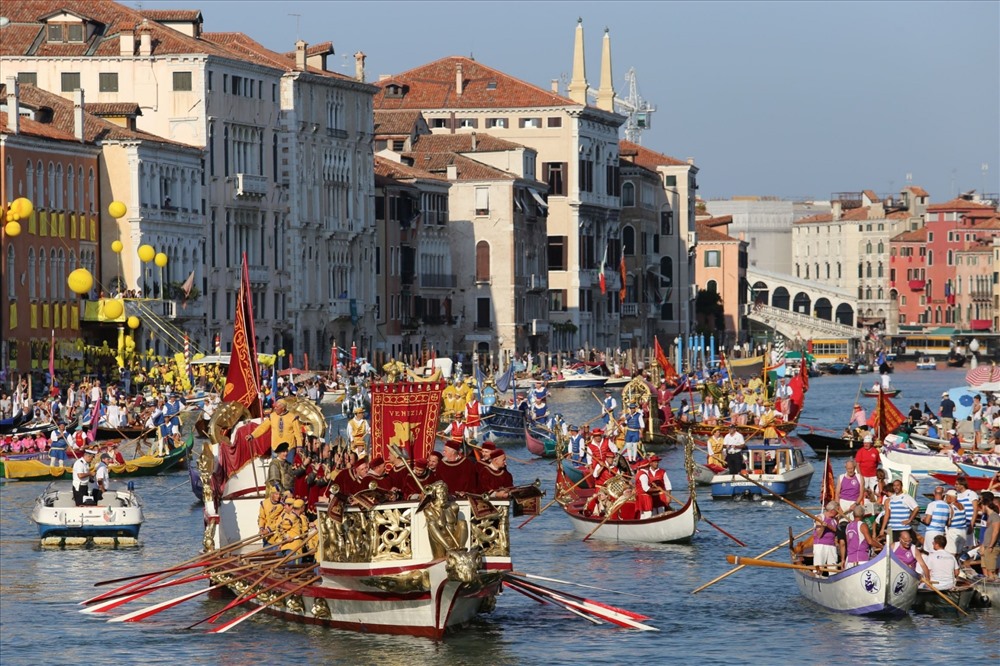 Lễ hội luôn thu hút rất đông đội đua tham gia. Ảnh: Venice Apartment