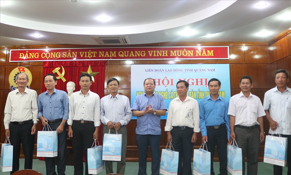 Phó Chủ tịch Tổng LĐLĐ Việt Nam Trần Văn Lý trao quà cho đại diện các NĐNC tại Quảng Nam. Ảnh: Đ.V