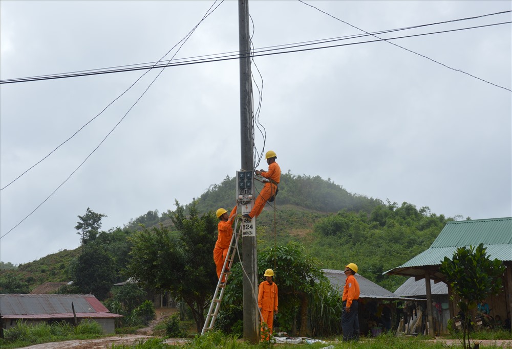 Công nhân ngành điện Đắk Nông nỗ lực kéo điện về vùng sâu vùng xa.