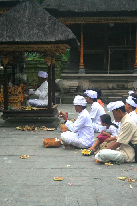 Cầu nguyện thần linh ở Bali