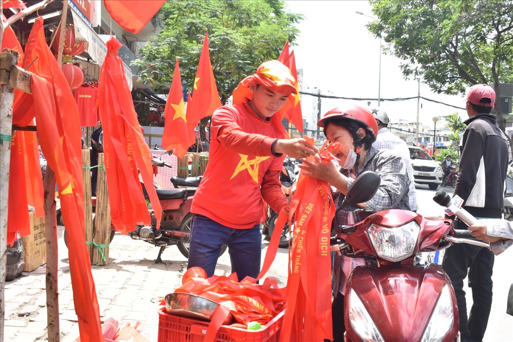 Cô Nguyễn Thị Nguyệt (Quận 4, TPHCM) đang mua cờ, áo, băng rôn để tối ngày 29/8 mang ra phố Nguyễn Huệ (Quận 1, TPHCM) bán cho các cổ động viên.
