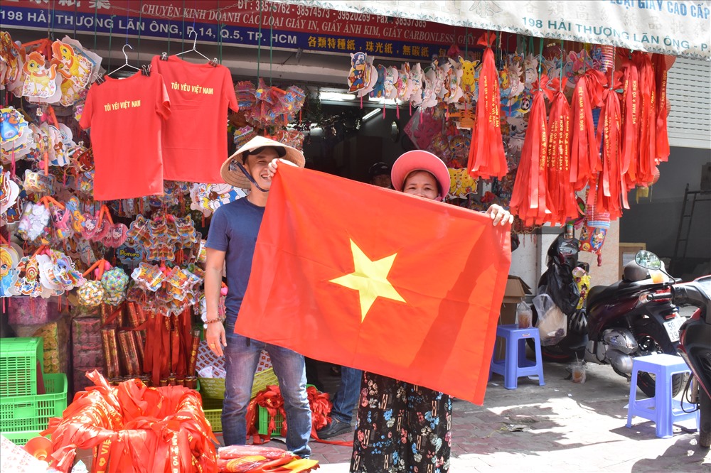 “Việt Nam thắng chắc rồi nên tôi cứ nhập thật nhiều hàng về bán, kiểu gì cũng hết !” - Vị này hóm hỉnh cho biết.