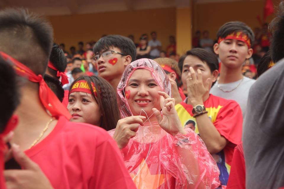 hàng vạn cổ động viên kéo đến sân vận động Hàng Đẫy (Hà Nội) để theo dõi trận bán kết, ai nấy đều hô vang khẩu hiệu “Việt Nam vô địch”