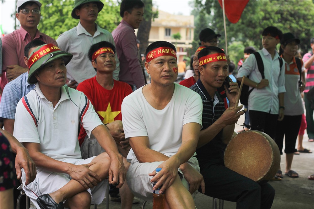 người dân phương Thạch Khôi (TP Hải Phòng) tập trung tại UBND Phường Thạch Khôi để cổ vũ bóng đá