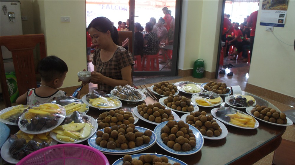 Gia đình Bùi Tiến Dũng cũng đã chuẩn bị một số đồ ăn sẵn như: Hoa quả, bánh trái... để tiếp sức cho các cổ động viên