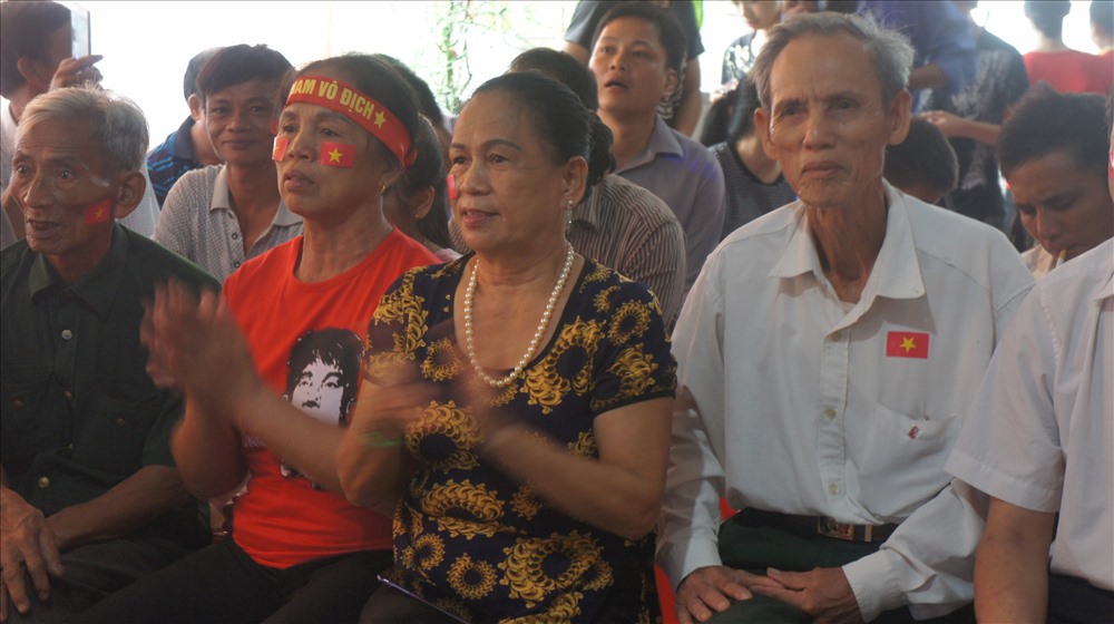 Bà Dương Thị Hường (áo đỏ) mẹ trung vệ Bùi Tiến Dũng cũng tham gia cùng người hâm mộ