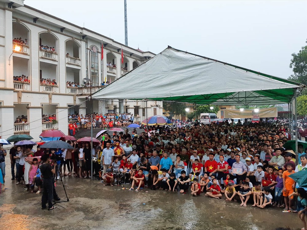 Rất đông người dân đến để theo dõi trận đấu tại UBND xã Thạch Khôi (TP Hải Dương).