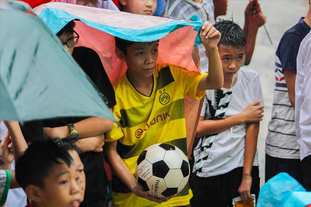 Các em nhỏ cũng theo dõi rất chăm chú, cổ vũ nhiệt tình cho U23 Việt Nam.