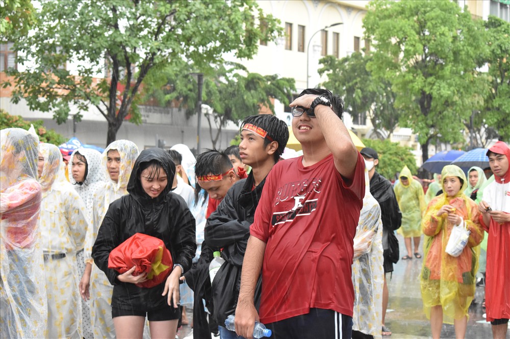 Thậm chí, nhiều người bất chấp đội mưa để cổ vũ cho đội tuyển U23 Việt Nam