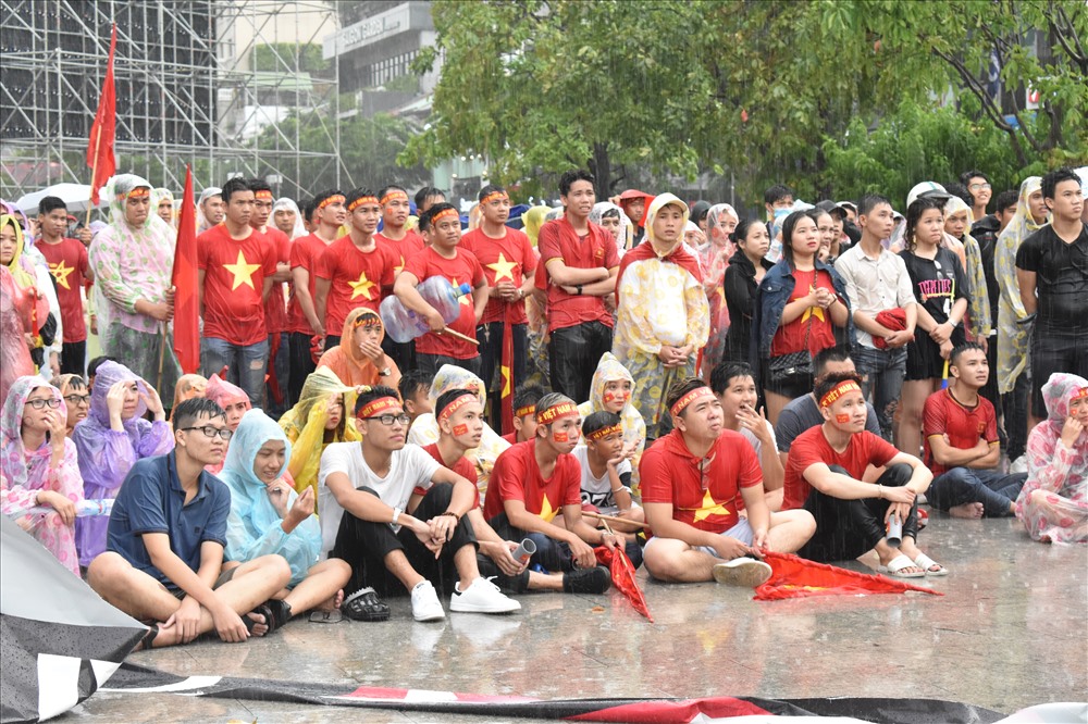 Bất chấp thời tiết mưa gió, hàng nghìn cổ động viên vẫn tập trung tại phố đi bộ Nguyễn Huệ (Quận 1, TPHCM) để cổ vũ cho đội tuyển U23 Việt Nam.