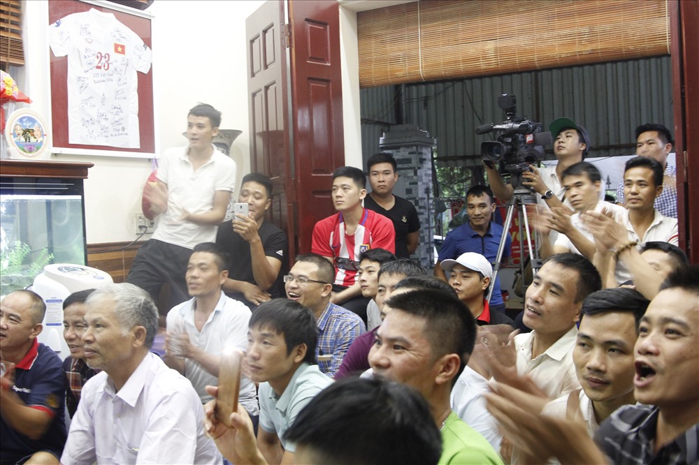 Rất đông người thân, hàng xóm, người hâm mộ đã có mặt nhà Quang Hải để cổ vũ đội nhà. Ảnh: Nguyễn Hà