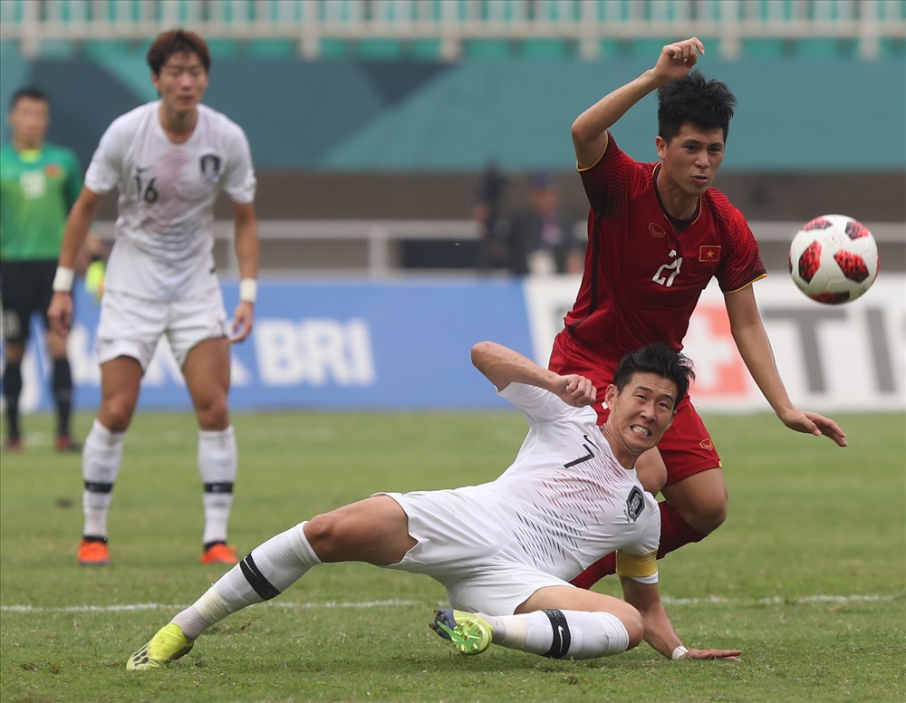 Đội trưởng Son Heung-min khiến hàng phòng ngự U23 Việt Nam phải làm việc vất vả nhưng vẫn không thể theo kèm. Ảnh: AFC