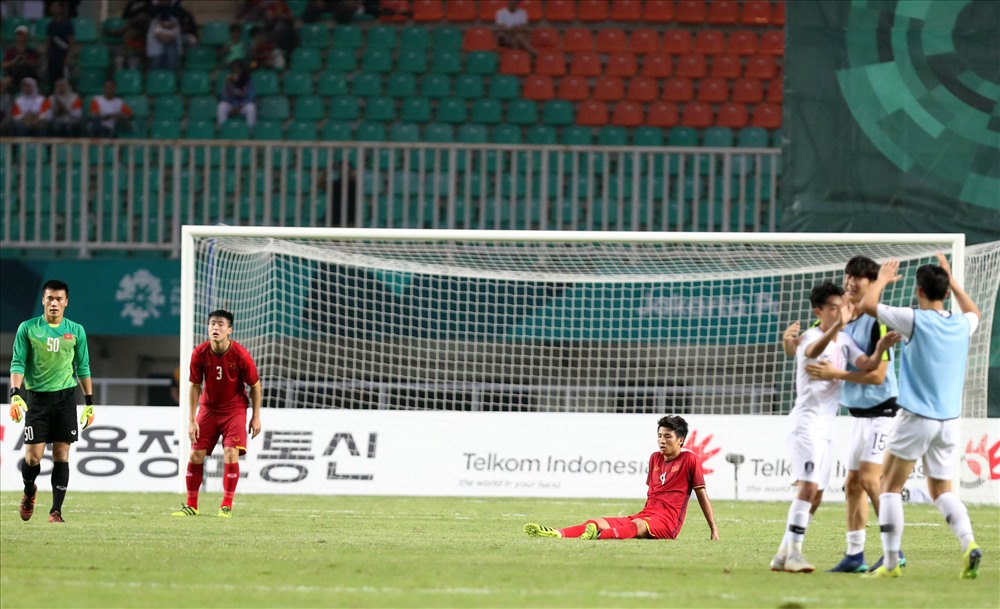 Hàng phòng ngự U23 Việt Nam và thủ môn Tiến Dũng đã để thủng lưới 3 bàn trước đối thủ U23 Hàn Quốc. Sau trận, trung vệ Tiến Dũng đã sụp đổ. Ảnh: Đ.Đ