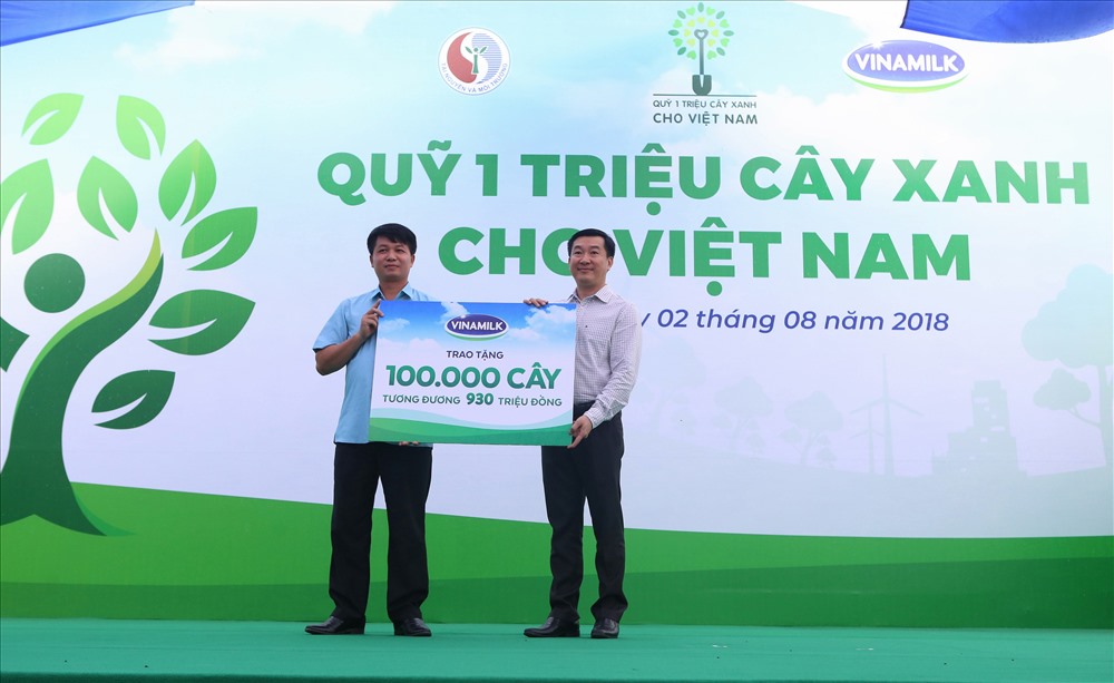 Ông Đỗ Thanh Tuấn – Giám đốc Đối Ngoại Vinamilk trao bảng tượng trưng tặng 100.000 cây cho ông  Nông Quang Nhất - Giám đốc Sở Nông Nghiệp & Phát triển nông thôn tỉnh Bắc Kạn