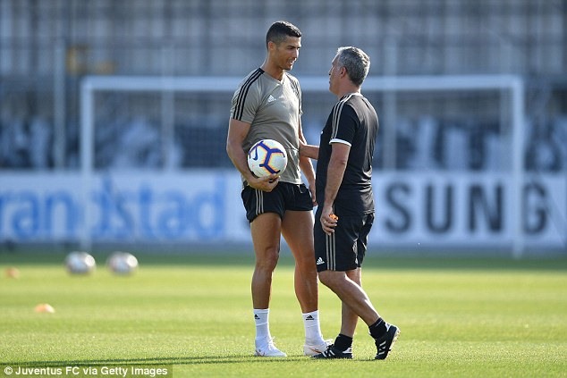 Ronaldo trò chuyện với HLV Aldo Docetti trong buổi tập. Ảnh: Getty.