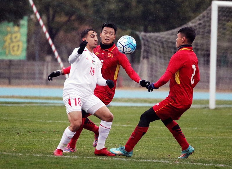 Các cầu thủ U23 Việt Nam trong trận đấu với U23 Palestine tại trung tâm Kim Sơn – Thượng Hải. Ảnh: VFF