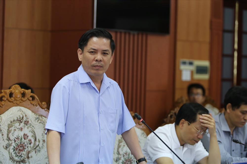 Bộ trưởng GTVT Nguyễn Văn Thể chỉ đạo làm việc thông xe đúng hạn tuyến đường cao tốc Đà Nẵng - Quảng Ngãi. Ảnh: Đ.V