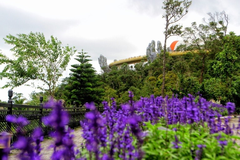 Cây Cầu Vàng nhìn từ vườn hoa Le Jardin D’Amour. (Ảnh: AFP)