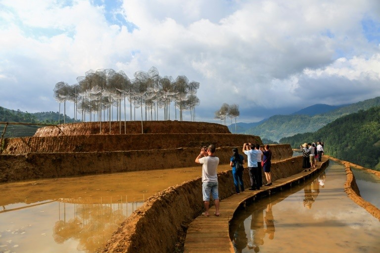 Triển lãm nghệ thuật cảnh quan “Mây pha lê” thu hút du khách. (Ảnh: AFP)