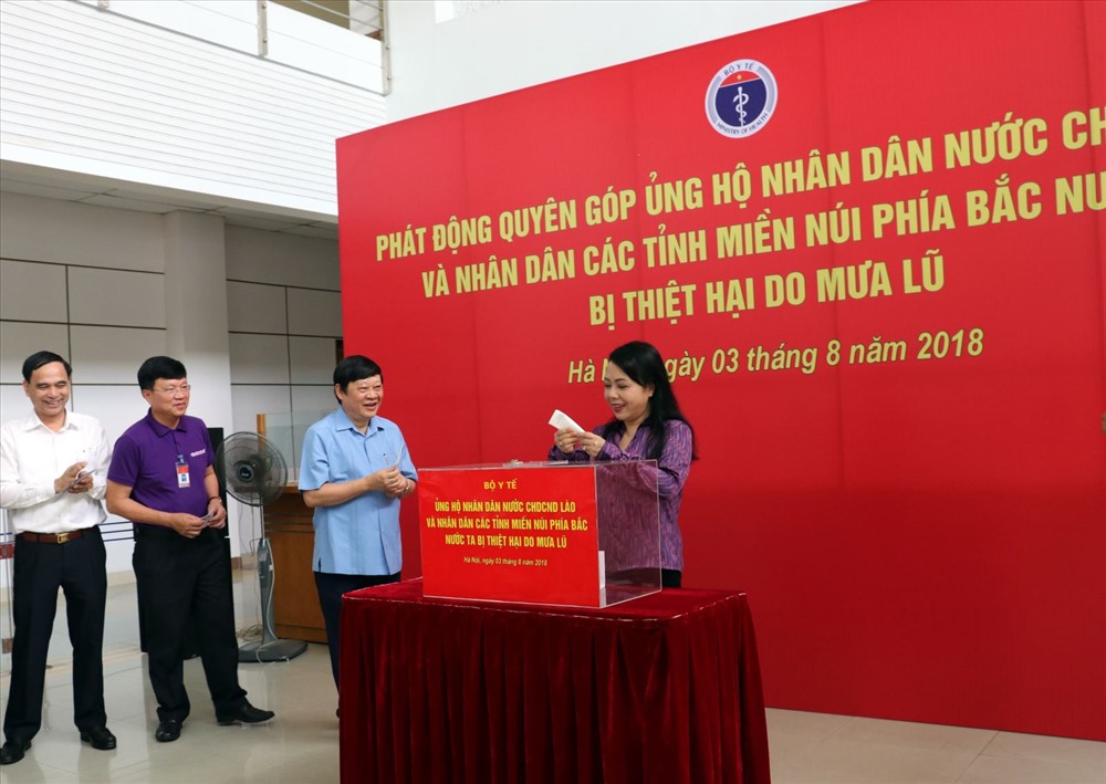 Bộ trưởng Bộ Y tế Nguyễn Thị Kim Tiến ủng hộ người dân bị ảnh hưởng mưa lũ.