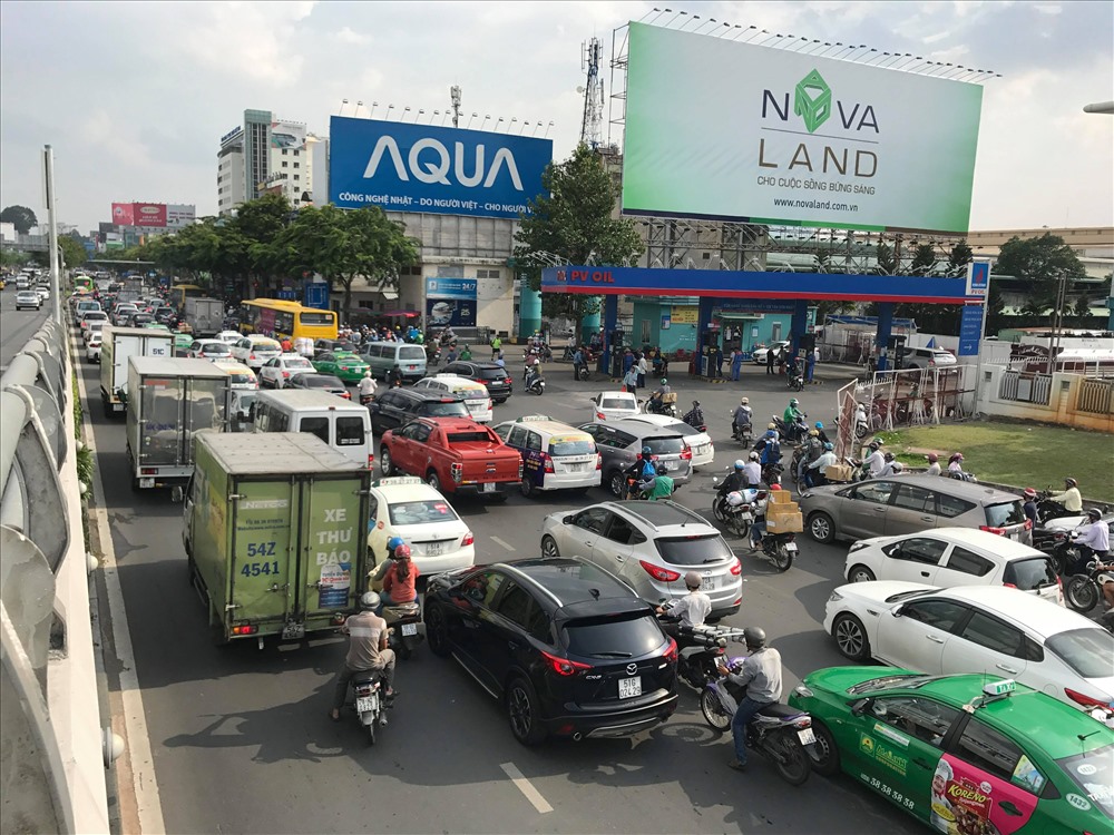 Xe cộ xếp hàng nhích từng chút một trên đường Trường Sơn - đoạn trước cổng sân bay Tân Sơn Nhất.