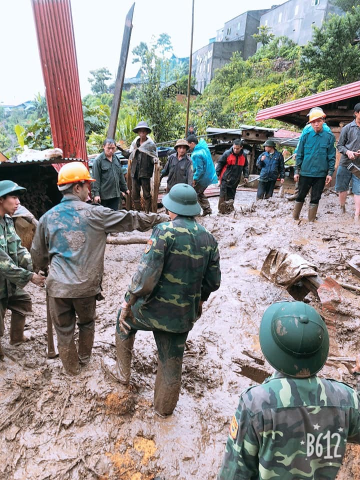 Lực lượng Biên phòng cùng các lực lượng khác giúp nhân dân huyện Phong Thổ khắc phục hậu quả mưa lũ.
Ảnh: CTTĐTLC
