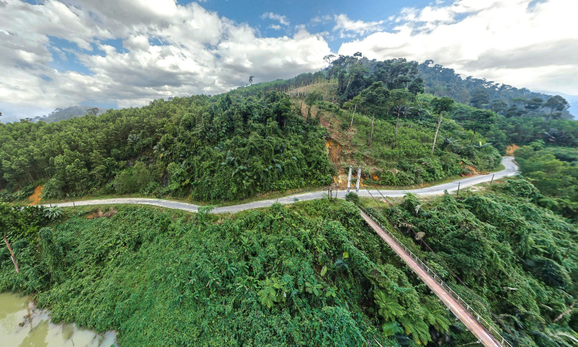 Nằm cách địa bàn TP Đà Nẵng 200km chạy theo quốc lộ 40B, đường lên huyện Nam Trà My phải vượt qua những cung đường đèo quanh co, những vòng “eo” thon nhọn, thử thách tay lái của nhiều người.