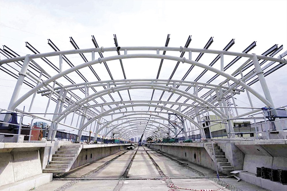 5/11 mái vòm nhà ga trên cao tuyến Metro đã được lắp ráp xong. Để hoàn chỉnh hạng mục này, đơn vị thi công sẽ lắp thêm phần mái che. Ảnh: M.Q