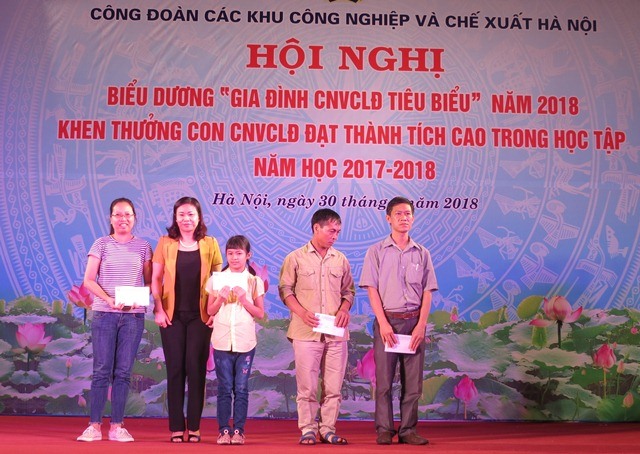 Chủ tịch LĐLĐ TP. Hà Nội Nguyễn Thị Tuyến trao học bổng của LĐLĐ TP. Hà Nội hỗ trợ cho các cháu học sinh con CNVCLĐ các KCN - CX Hà Nội. Ảnh: Xuân Trường