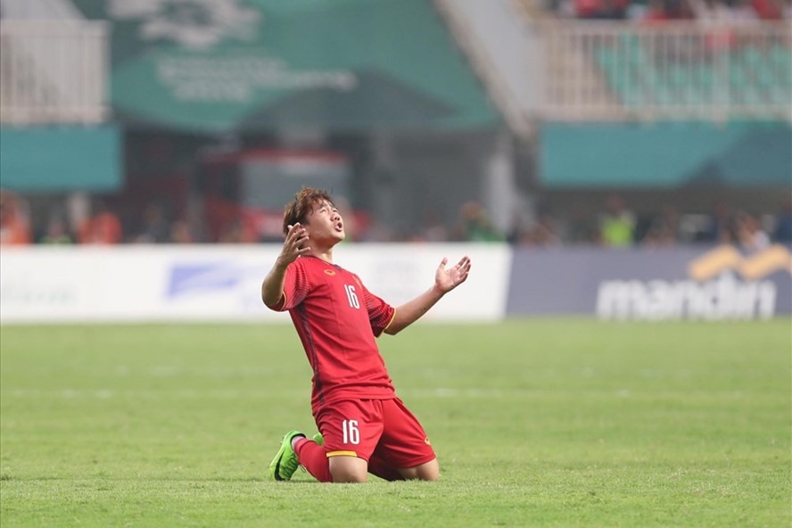 Minh Vương ăn mừng sau khi lập siêu phẩm đá phạt vào lưới U23 Hàn Quốc. Ảnh: Đ.Đ