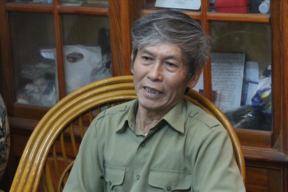 Đại tá, nhiếp ảnh gia Trần Hồng chia sẻ về kí ức khai giảng. Ảnh: Nguyễn Hà