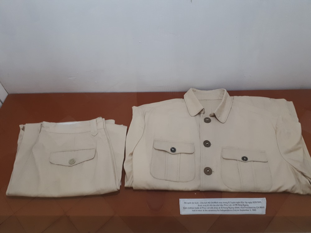 Bộ quần áo kaki - Chủ tịch Hồ Chí Minh mặc trong lễ Tuyên ngôn Độc lập ngày 2.9.1945 - được may từ vải của cửa hiệu Phúc Lợi - số 48 Hàng Ngang.