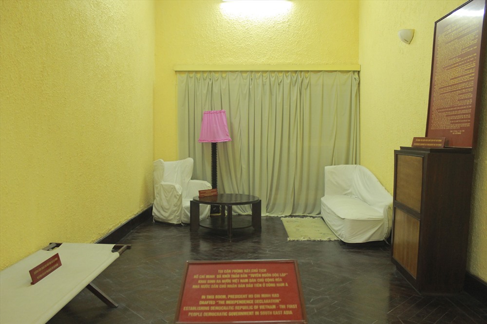 Một căn phòng khác trong tầng 2 chính là nơi Bác Hồ khởi thảo Bản Tuyên ngôn Độc lập, khai sinh nước Việt Nam Dân chủ Cộng hòa, nhà nước Dân chủ nhân dân đầu tiên ở Đông Nam Á. Căn phòng còn có 1 tủ nhỏ, 1 chiếc giường nằm nghỉ.