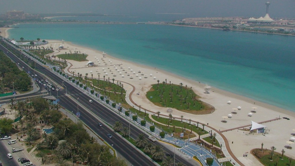 Bao quanh Abu Dhabi là những bãi biển xanh rì đẹp tuyệt vời. Ảnh: News Zing