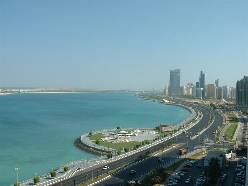 Bãi tắm công cộng trên đại lộ Corniche là lựa chọn hàng đầu cho những du khách thích bơi lội, thể thao nước và tắm nắng. Ảnh: News Zing