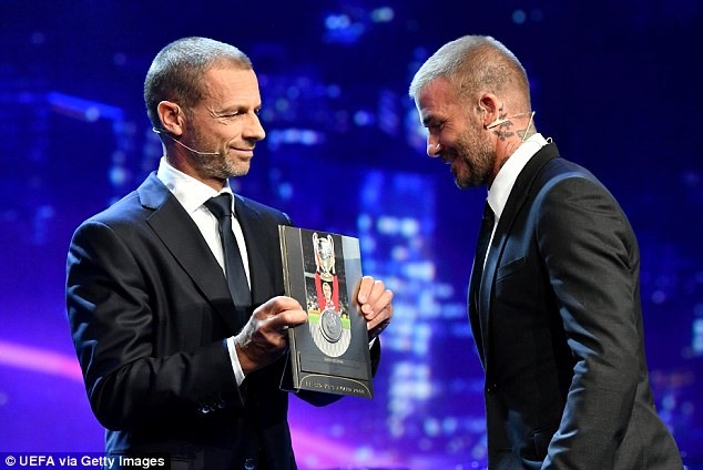 David Beckham (phải) được vinh danh do những cống hiến đặc biệt trong suốt sự nghiệp. Ảnh: Getty Images.