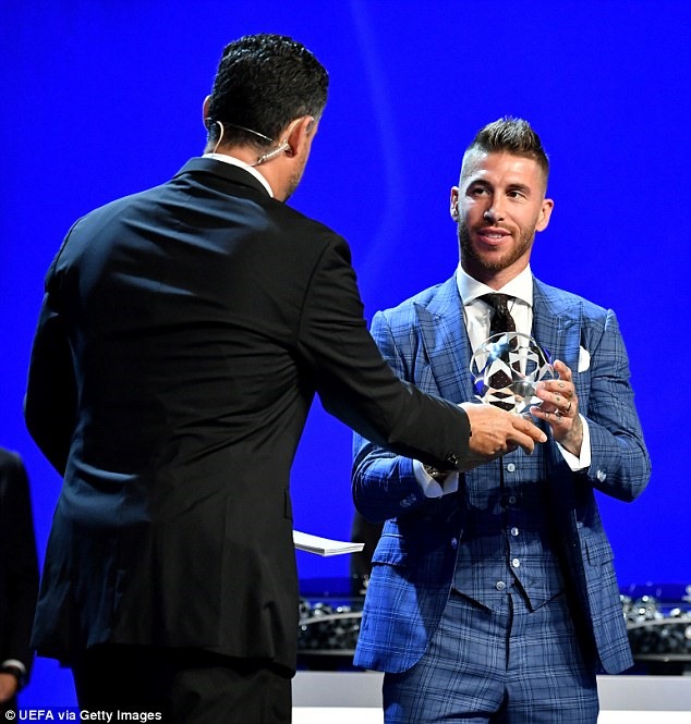 Sergio Ramos (phải) trong khoảnh khắc nhận giải thưởng “Hậu vệ xuất sắc nhất UCL mùa 2017-2018“. Ảnh: Getty Images.