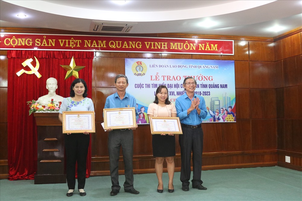Ông Phan Minh Á, Phó Chủ tịch LĐLĐ tỉnh Quảng Nam trao giải cho các cá nhân.