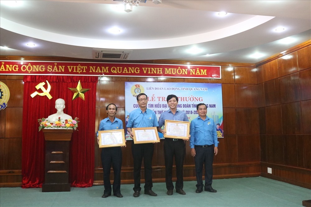 Ông Phan Xuân Quang, Chủ tịch LĐLĐ tỉnh Quảng Nam trao thưởng chung cuộc cho các đơn vị đoạt giải. Ảnh: Đ.V