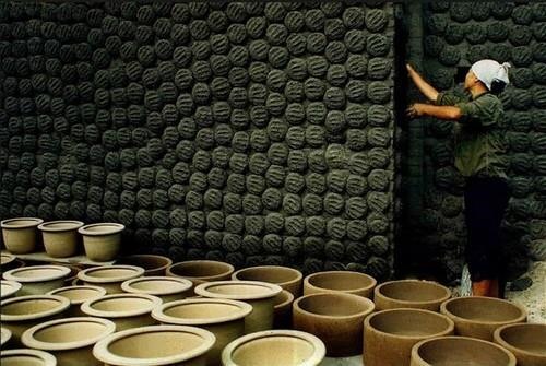 Bát Tràng là điểm đến không hề xa lạ đối với các bạn trẻ ưa thích nét văn hóa truyền thống của làng nghề gốm sứ Việt Nam. Ảnh sưu tầm