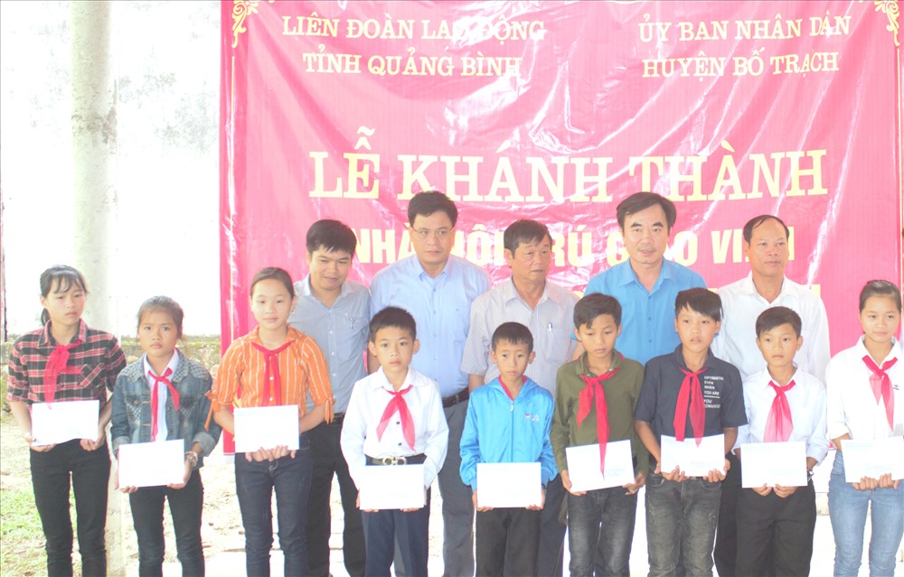 LĐLĐ Quảng Bình trao học bổng cho các em học sinh có hoàn cảnh khó khăn. Ảnh: Lê Phi Long