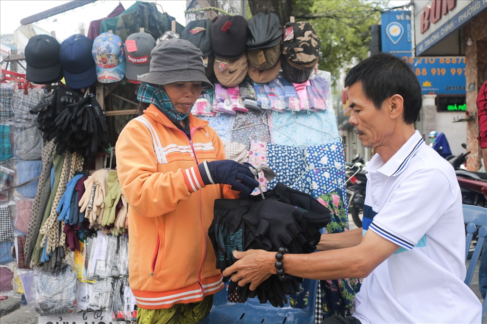 Những lúc không đi bắt cướp, ông Trần Văn Hoàng  phụ vợ bán hàng nhỏ bên lề đường.