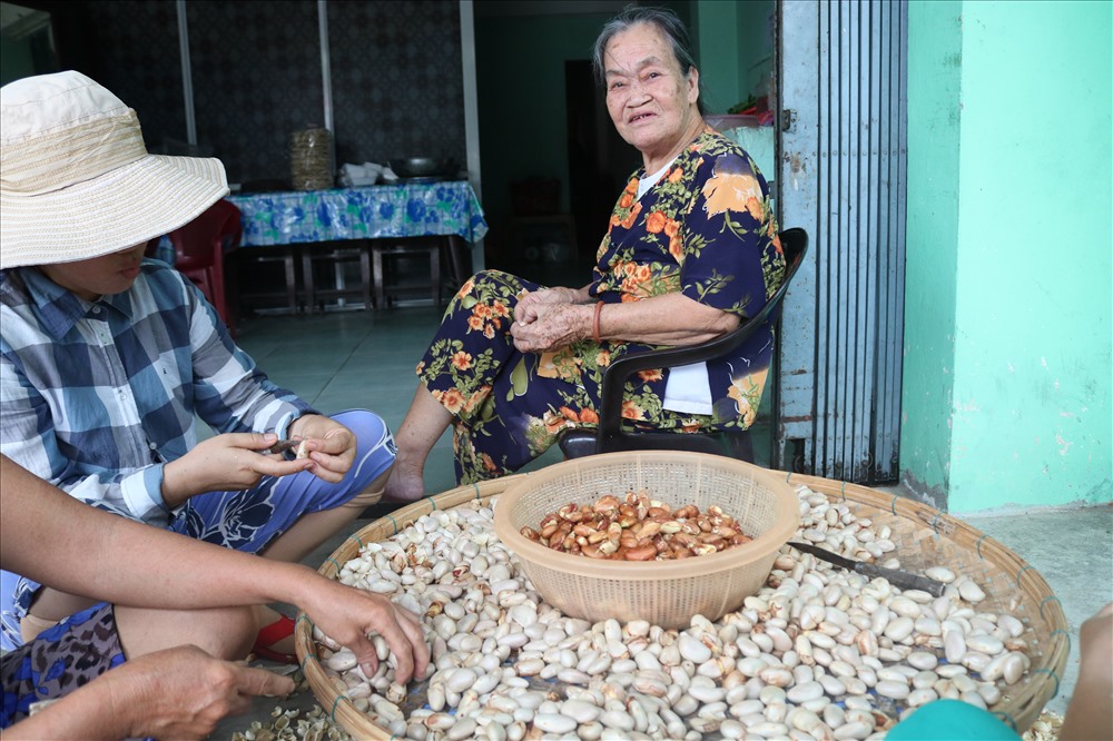 Ngót nghét hơn 40 năm, bà Nguyễn Thị Nhạn ngày ngày vẫn cần mẫn bên từng nong hạt mít. Ảnh: Đ.V